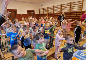 grupa przedszkolaków, nauczycielka, sala przedszkolna