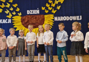 grupa przedszkolaków na tle dekoracji, występ, Dzień Edukacji Narodowej