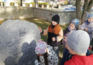 przedszkolaki składający hołd poległym żołnierzom