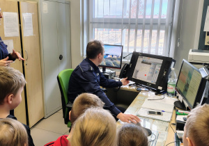 sala z komputerami, policjant, przedszkolaki