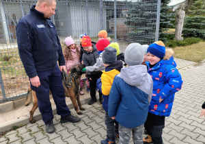 przedszkolkai, policjant, pies