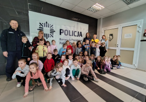 przedszkolaki, policjanci, nauczycielki