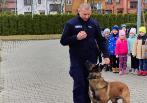 przedszkolaki, policjant, pies
