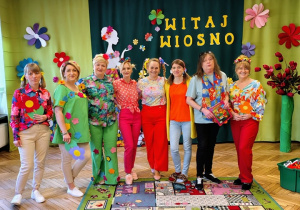 grupa nauczycielek w wiosennych strojach