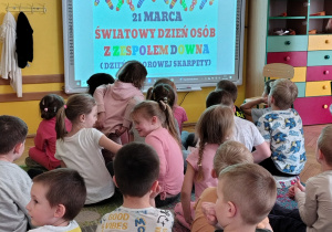 grupa przedszkolaków, tablica z prezentacją
