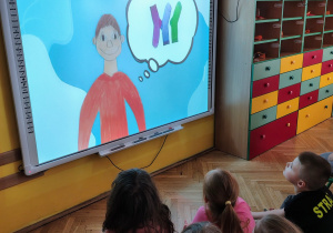 grupa przedszkolaków, tablica z prezentacją