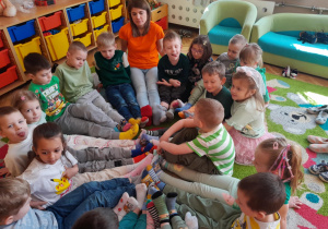 nauczycielka, grupa przedszkolaków