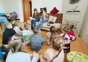 panie bibliotekarki, grupa przedszkolaków