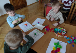 przedszkolaki wykonujący prace plastyczną