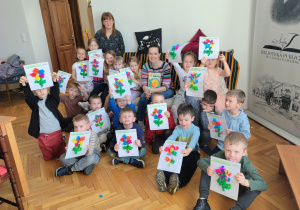 panie bibliotekarki, przedszkolaki z pracami plastycznymi w rękach