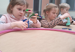 hula-hoop, przedszkolaki wycinające kwiaty z bibuły