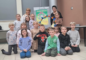 grupa pzrfdszkolaków, 2 osoby dorosłe