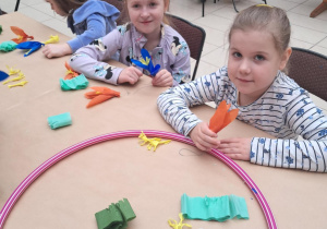 dziewczynki, hula-hoop, kwiaty z bibuły