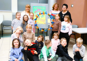 grupa przedszkolaków, 3 osoby dorosłe
