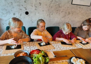dzieci robiące sushi