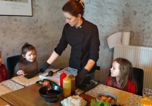dzieci, osoba dorosła, składniki na sushi w miskach