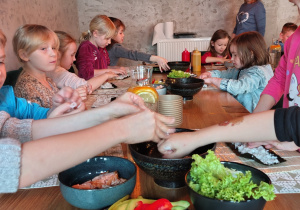 dzieci, osoba dorosła, składniki na sushi w miskach