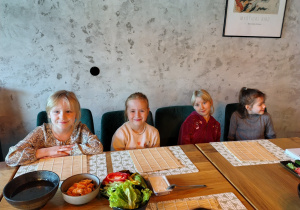 dzieci, składniki na sushi w miskach