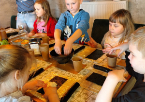 osoba dorosła, dzieci przygotowujące sushi