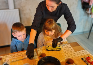 osoba dorosła, dzieci, składniki na sushi