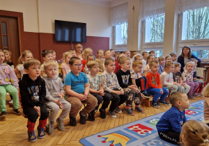 grupa przedszkolaków, 2 osoby dorosłe