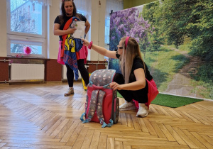 sala gimnastyczna, 2 osoby dorosłe, plecak