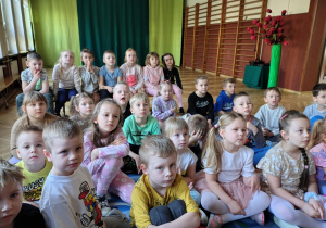 sala gimnastyczna, grupa przedszkolaków