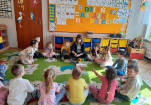 nauczycielka, przedszkolaki na dywanie