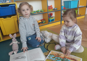 2 dziewczynki oglądające obrazki w książkach
