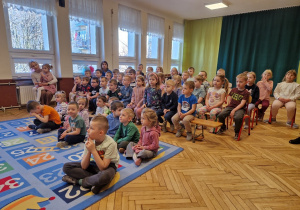 nauczycielki, przedszkolaki siedzący na sali gimnastycznej