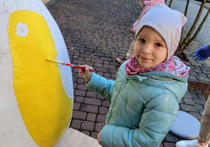 dziewczynka malujące duże wielaknocne jajo