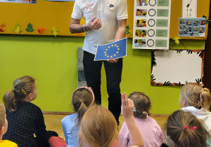 mężczyzna, flaga Unii Europejskiej, przedszkolaki