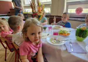przedszkolaki, wielkanocne potrawy na stole