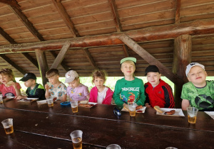 przedszkolaki, kiełbaska z ogniska, herbata