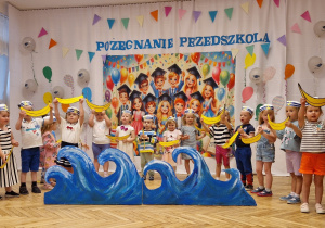 grupa dzieci na tle dekoracji
