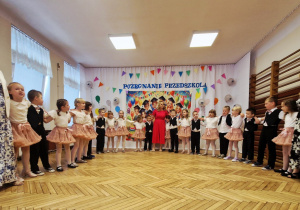 dzieci na tle dekoracji
