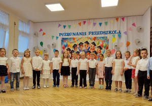 dzieci w półkolu