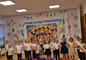 dzieci na tle dekoracji