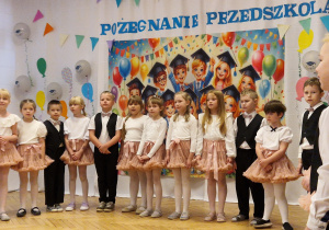 grupa dzieci na tle dekoracji