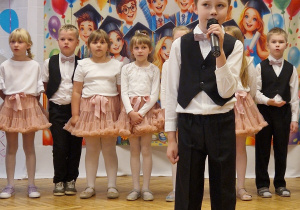 chłopiec z mikrofonem
