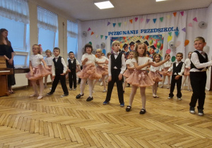 tańcząca grupa dzieci