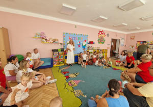 sala przedszkolna, dzieci, rodzice, nauczycielki