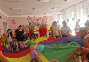 sala przedszkolna, dzieci, rodzice, nauczycielki, chusta animacyjna