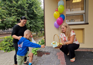 przedszkolak, osoby dorosłe, kosz cukierków