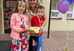 przedszkolaki, osoba dorosła, kosz cukierków