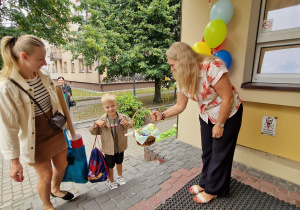 przedszkolak, osoby dorosłe, kosz cukierków