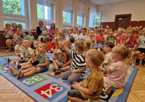 grupa przedszkolaków, sala przedszkolna, nauczycielki