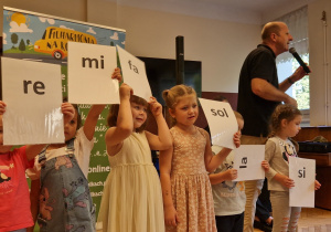 pzredszkolaki, mężczyzna z mikrofonem