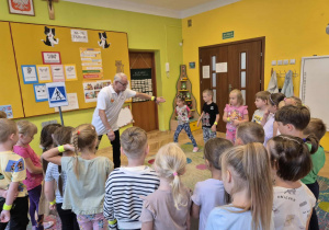 grupa przedszkolaków, osoba dorosła