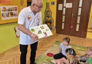 grupa przedszkolaków, mężczyzna z książką